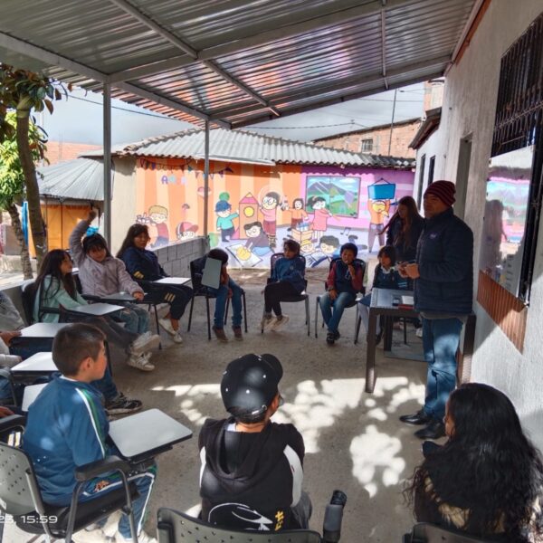 Support us to expand the world of children and adolescents in our Mano a Mano por la Vida program.